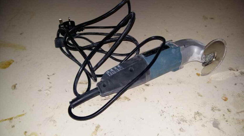 oscillating multitool with diamind blade grout tile cutter