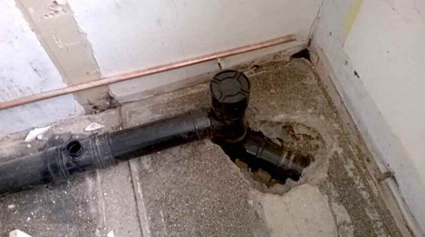 soil pipe exit into shallow inspection chamber 