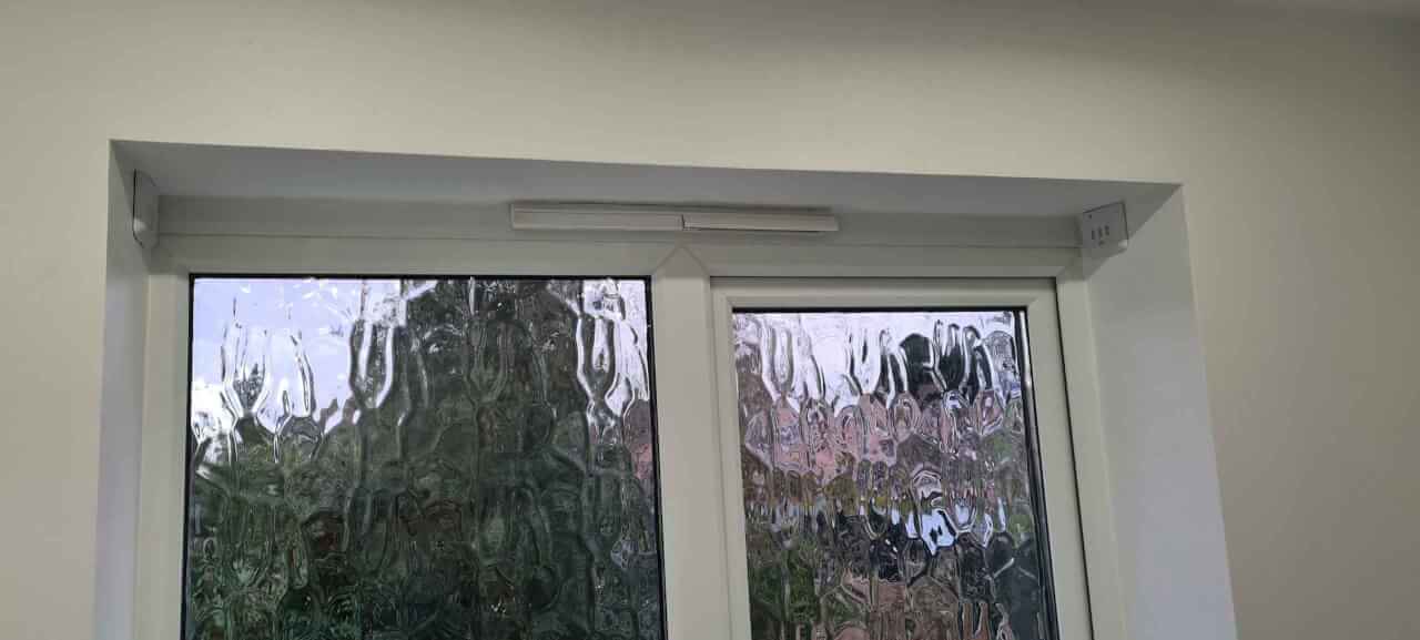 Roller blind mounting brackets