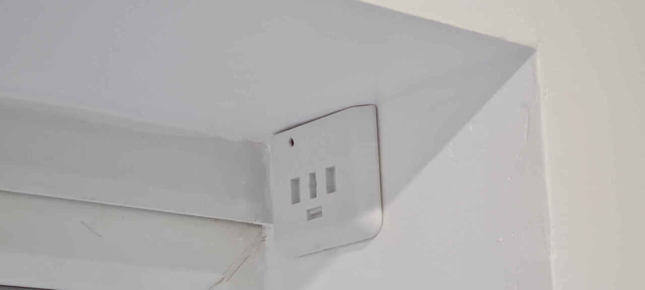 Roller blind fixed end mountain bracket
