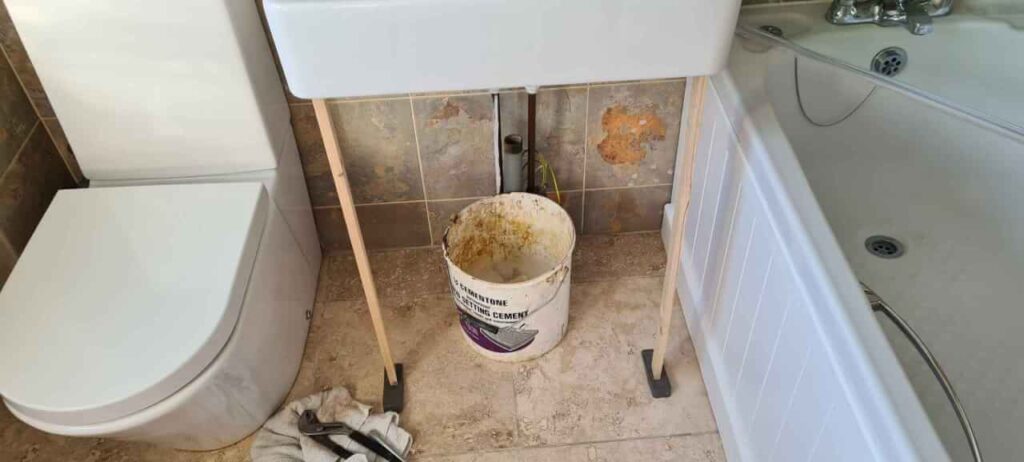 Basin fixing screws