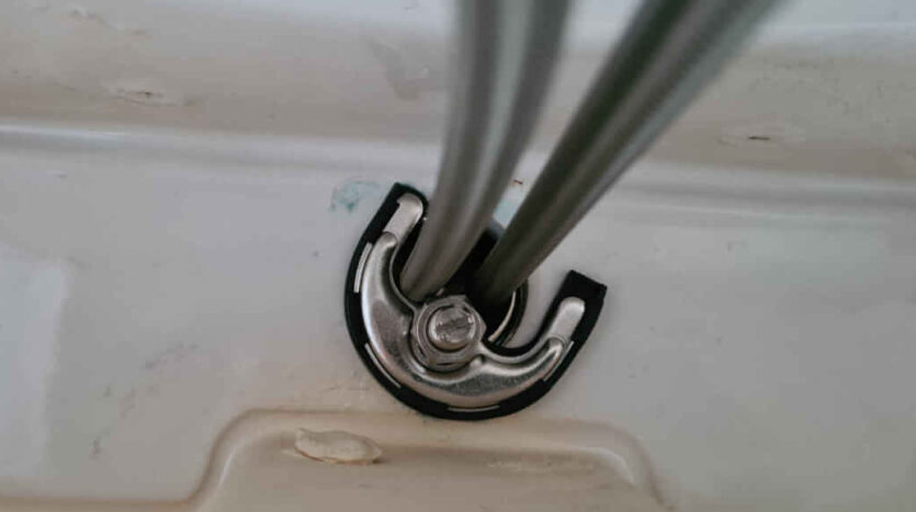 single bolt tap fixing with horseshoe bracket