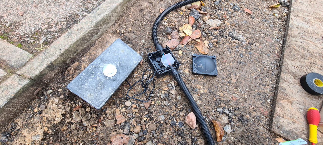 Drive over light wired to wiska box with gel box protection for choc box connectors