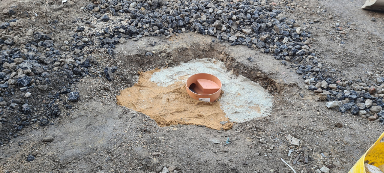 Inspection chamber installed with shingle and sand infill