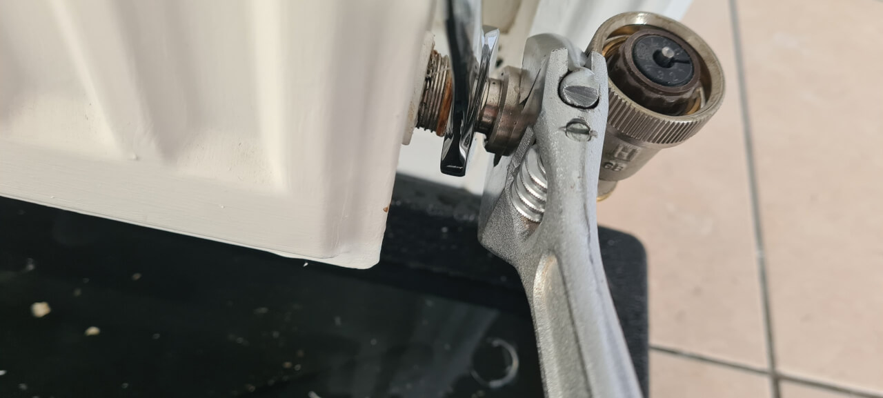 undoing radiator valve BSP fitting