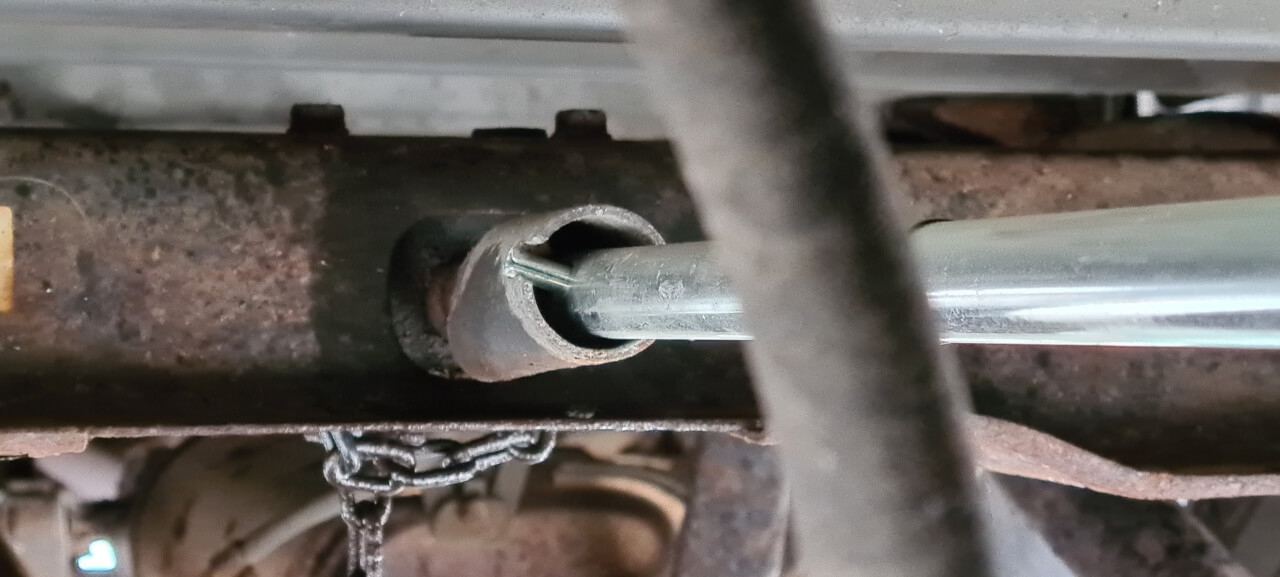 Locating point for jack handle in winch mechanism