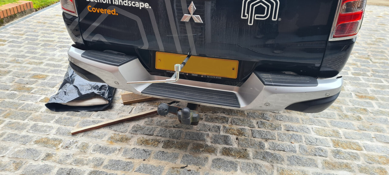 Turning winch with jack handle and wheel nut brace