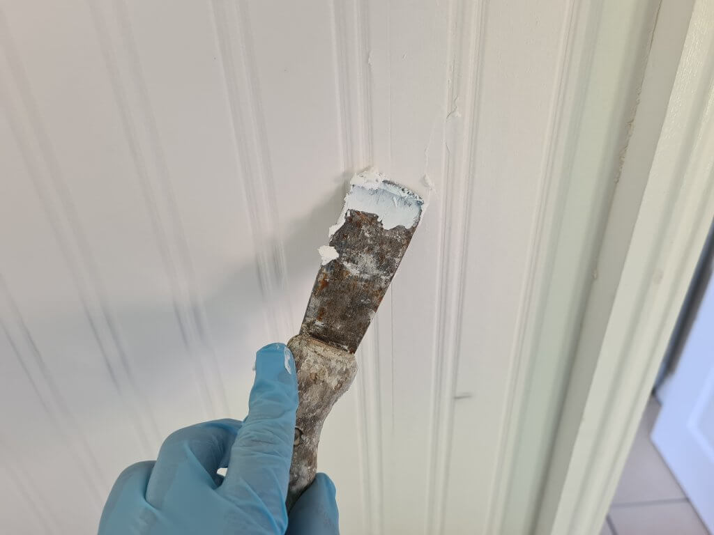 Filling the seems between the sheets of wallpaper